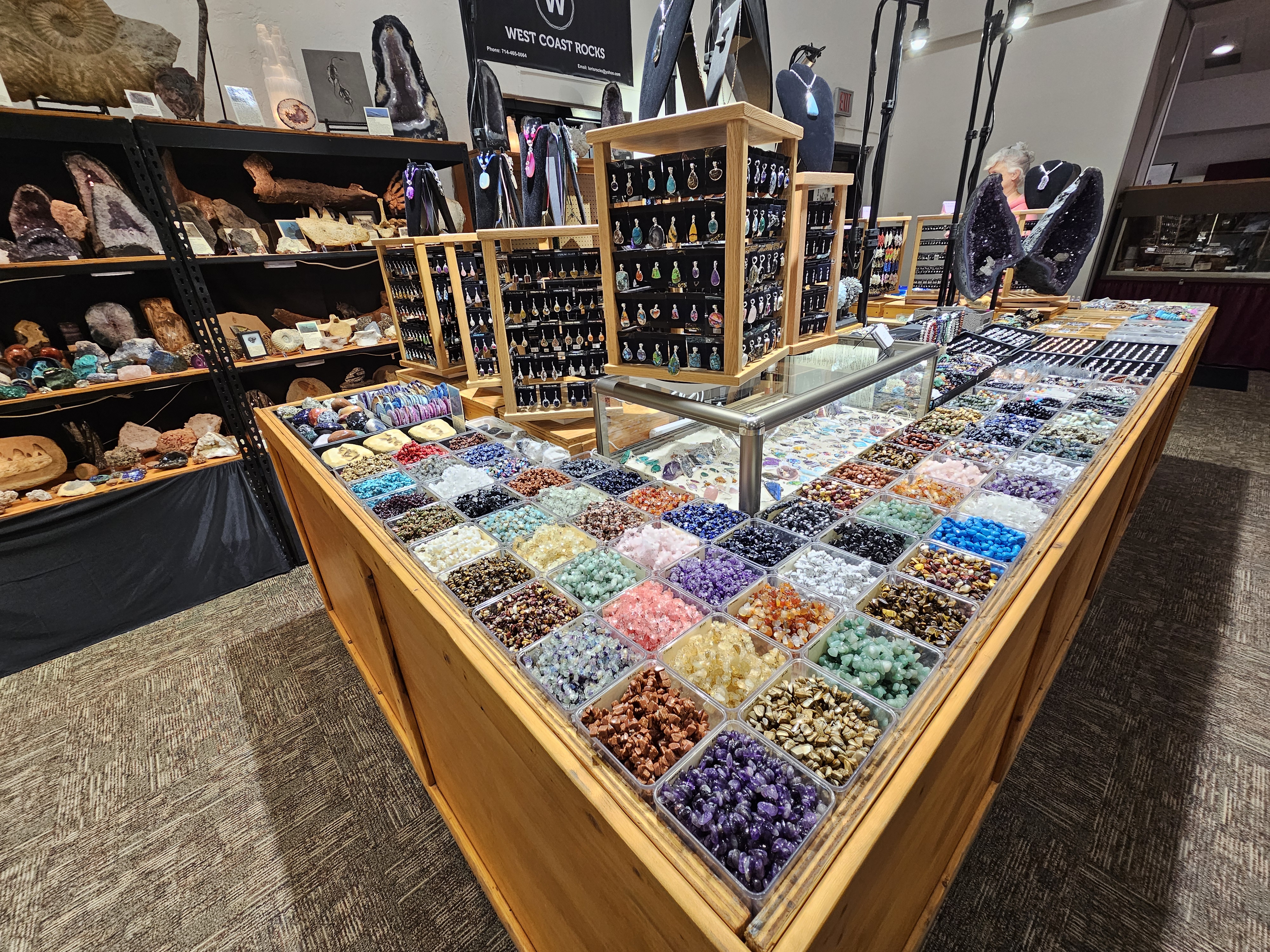 Mineral jewelry booth preview